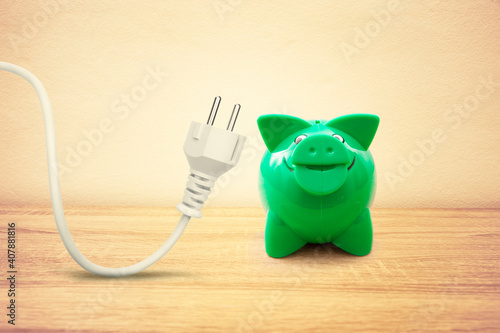 Sparschwein mit Stromstecker und Stromkabel