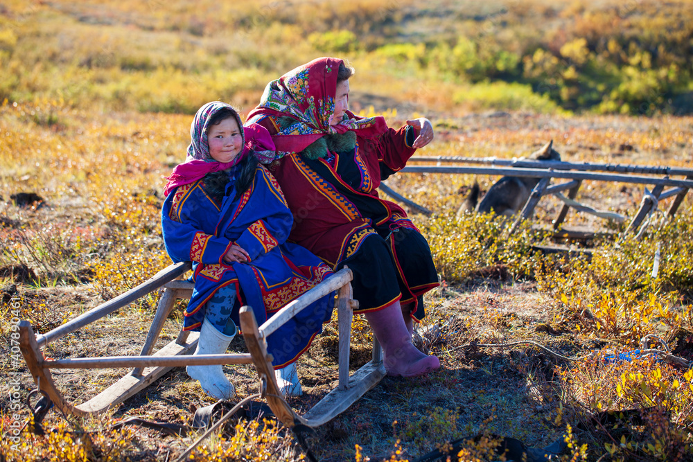 Φωτογραφία The extreme north, Yamal, the past of Nenets people, the dwelling of the peoples of the north, a family photo near the yurt in the tundra