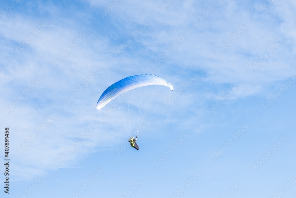 Fliegender Hobby Gleitschirm Flieger in der Luft mit professioneller Ausrüstung im Herbst, Deutschland Fliegender Hobby Gleitschirm Flieger in der Luft mit professioneller Ausrüstung im Herbst, Deutschland