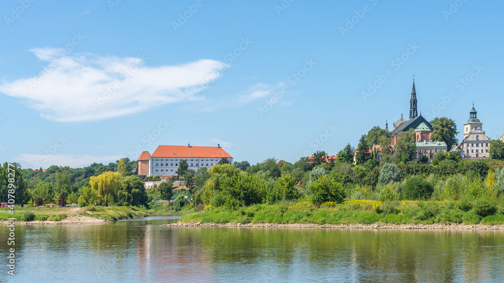 Obraz premium Historical King City on the bank of the Vistula river with the historic buildings: Renaissance Castle (left) and Gothic Cathedral (right) - panoramic view from the boat tour