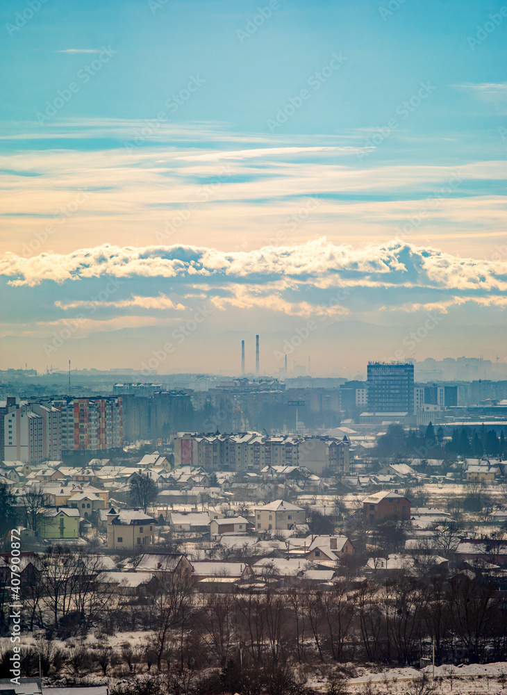 Obraz premium Ivano-Frankivsk city in haze on a winter day