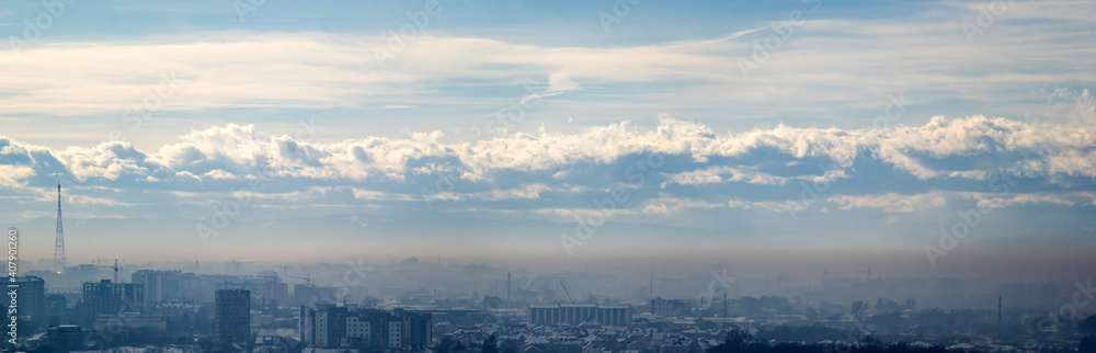 Obraz premium Ivano-Frankivsk city in haze on a winter day