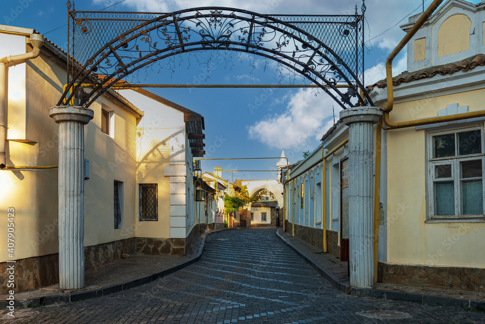 Obraz premium The old part of the city of Yevpatoria school street