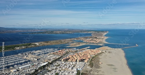 Survol de Port-Leucate, son port et ses plages photo