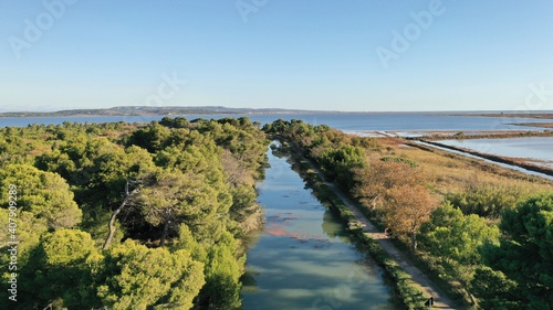 vue aérienne de l'Etang de Bages près de Narbonne dans l'Aude (France)