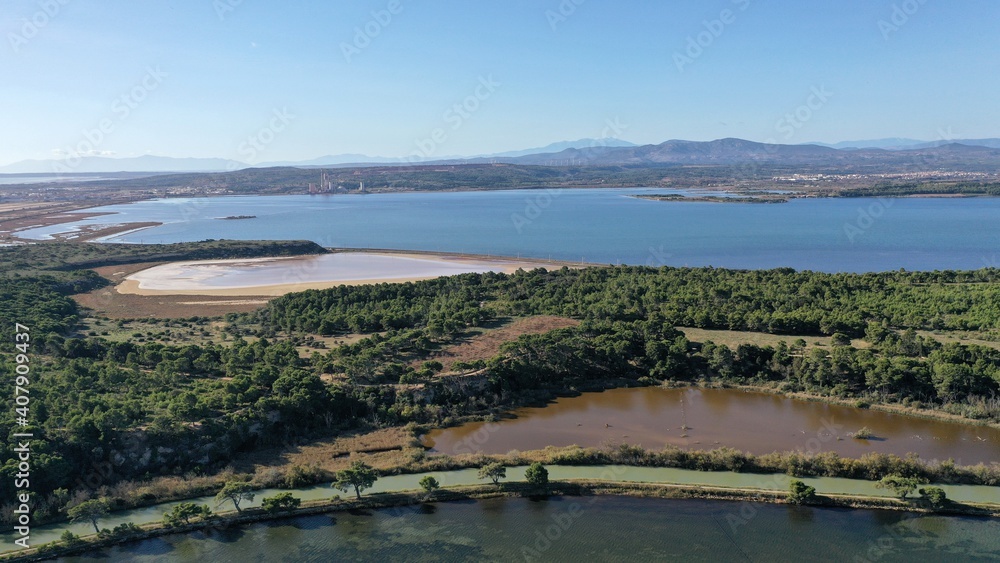 vue aérienne de l'Etang de Bages près de Narbonne dans l'Aude (France)