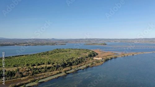 vue aérienne de l'Etang de Bages près de Narbonne dans l'Aude (France)