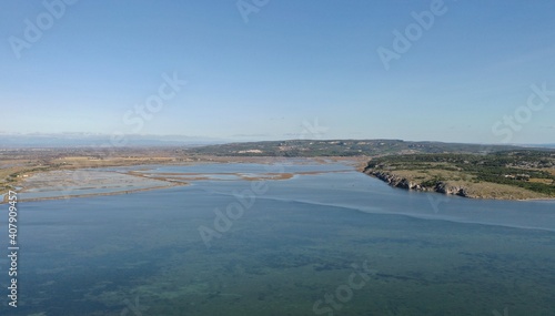 vue aérienne de l'Etang de Bages près de Narbonne dans l'Aude (France)