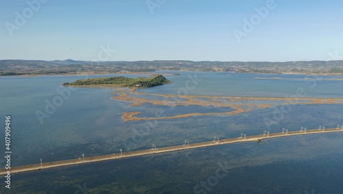 vue aérienne de l'Etang de Bages près de Narbonne dans l'Aude (France)