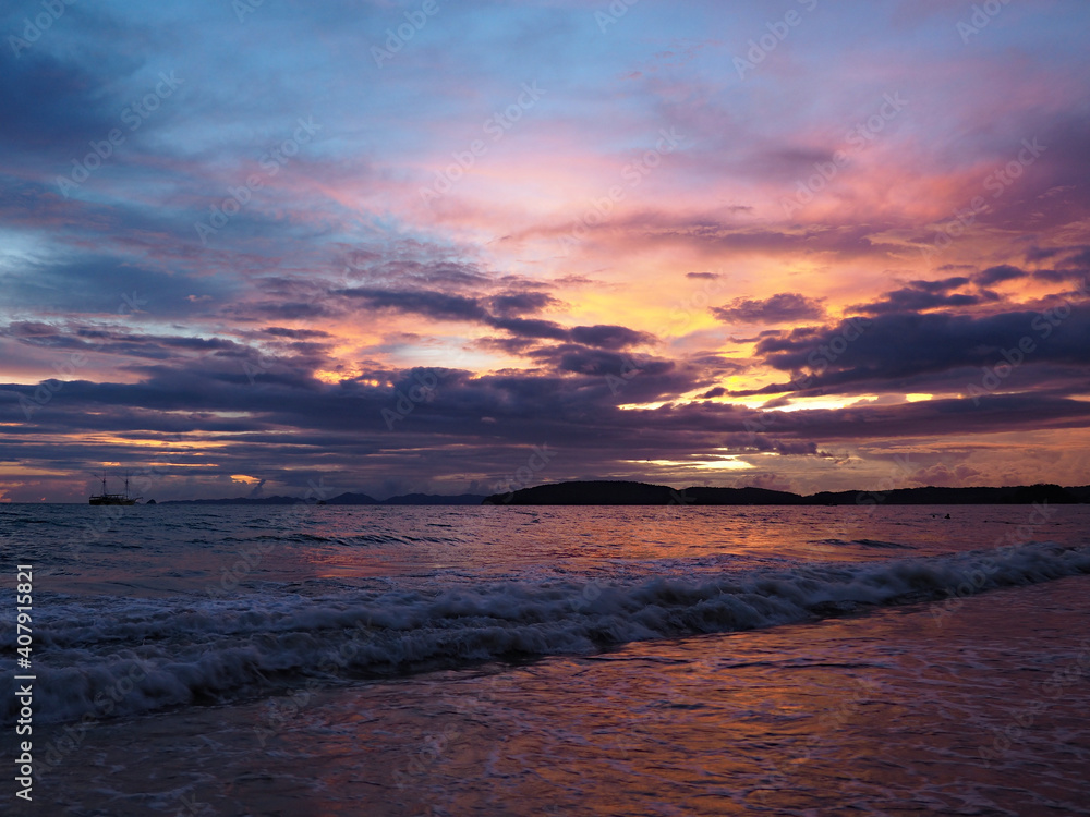 Obraz premium Sunset on a tropical beach.Thailand, Krabi province.