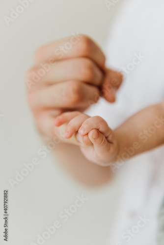 Foto Handle of a newborn close-up in the hands of dad