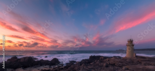 Faro de Muxía en la costa de Galicia, España