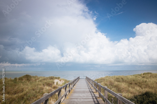 pont en bois permettant d'accéder à la plage