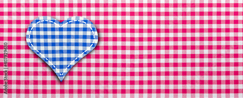 Karierte Herzchen aus Stoff zum Valentinstag