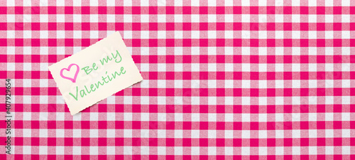 Notiz "Be my Valentine"  auf kariertem Stoff