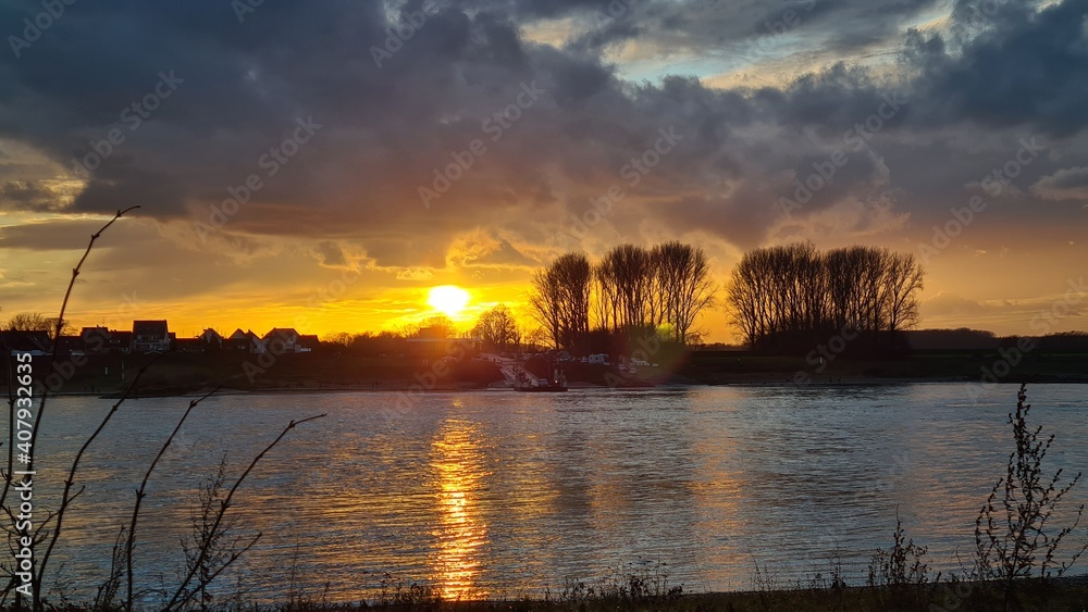 Obraz premium sunset over lake