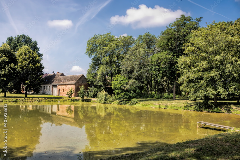 hohenahlsdorf, deutschland - dorfplatz mit teich hohenahlsdorf, deutschland - dorfplatz mit teich
