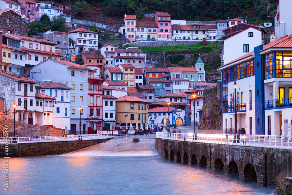 Obraz premium Pueblo de Cudillero, Costa Cantábrica, Asturias. CUDILLERO VILLAGE. CANTABRIAN SEA. ASTURIAS