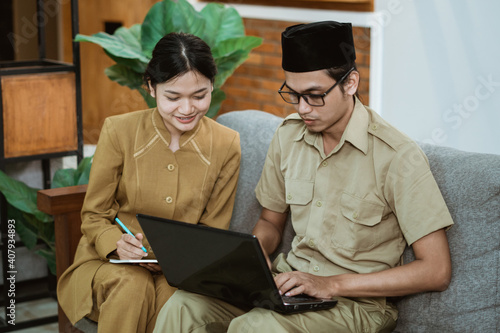 Foto state official and female assistant in civil servant uniform sit on sofa working
