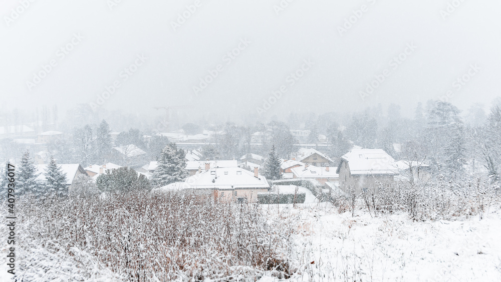 Fototapeta premium vue sur Chambesy dessous un jour de neige