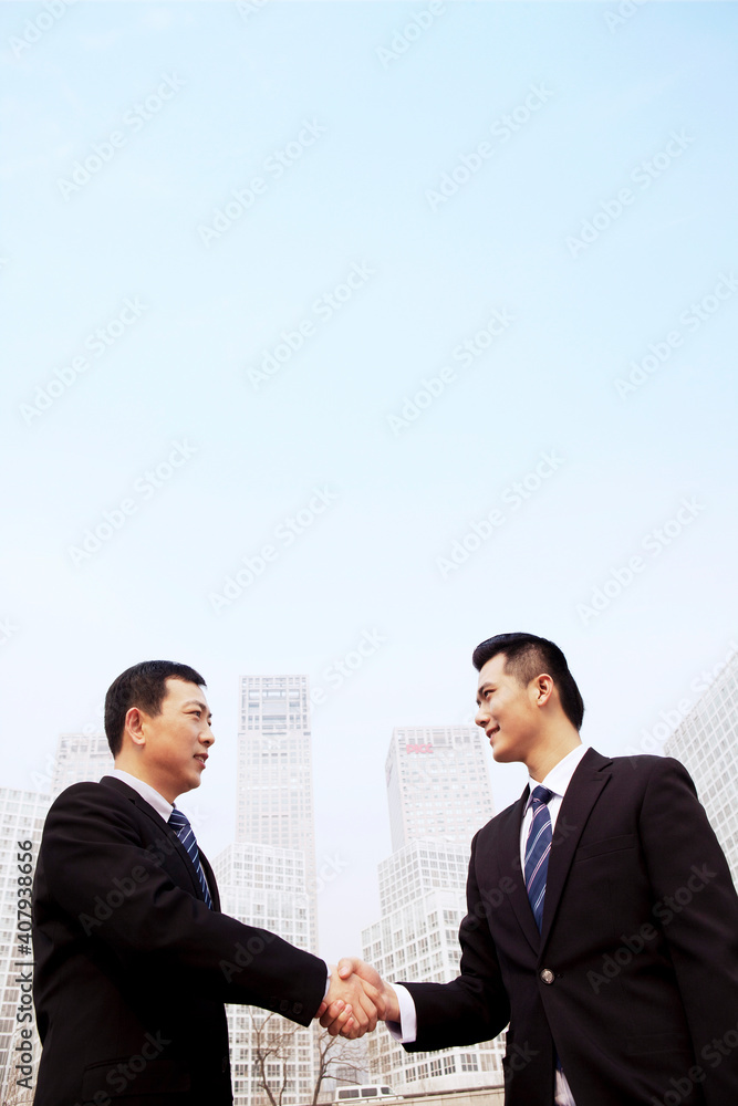 Fototapeta premium Business people shaking hands in outdoor