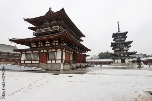 奈良　雪景色の薬師寺 © narautsu