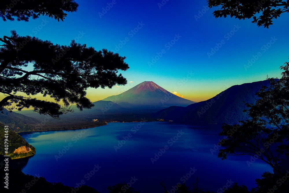 Naklejka premium 中ノ倉峠展望地から眺める富士山と本栖湖