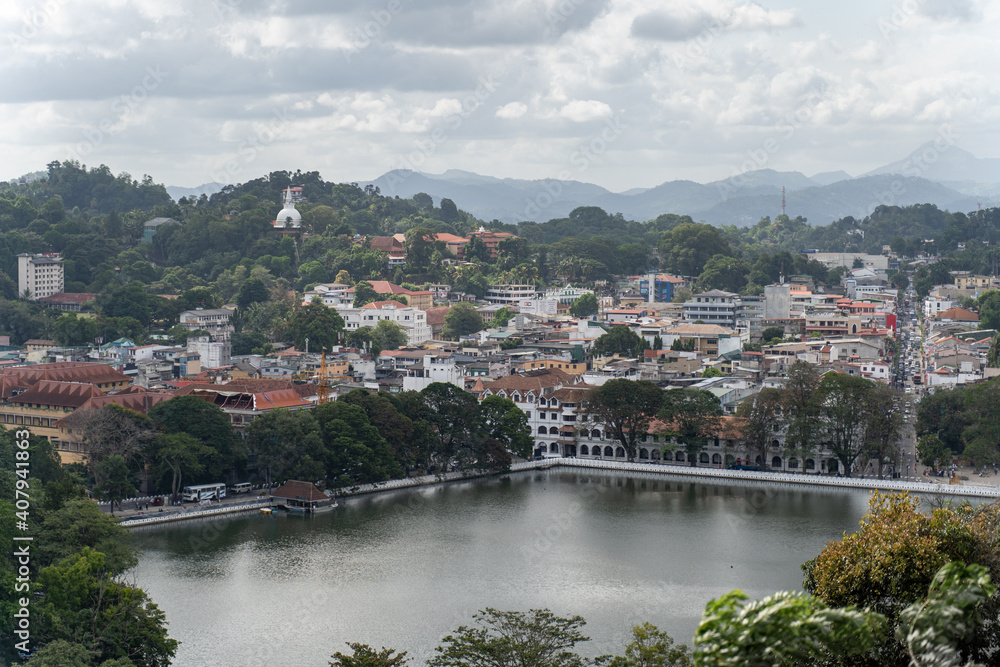 Überblick auf die Stadt Kandy in Sri Lanka mit dem „Kandy Lake“ im Mittelpunkt Überblick auf die Stadt Kandy in Sri Lanka mit dem „Kandy Lake“ im Mittelpunkt