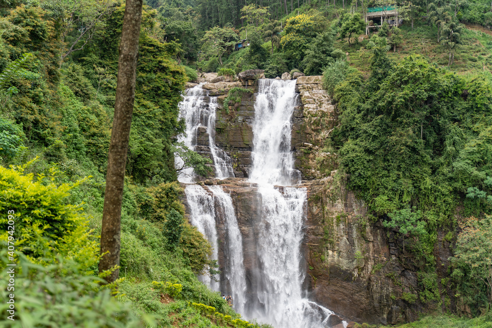 Wasserfall mitten in einem Regenwald in Sri Lanka Wasserfall mitten in einem Regenwald in Sri Lanka
