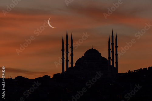 Canvas Print Great Camlica Mosque and rise of the Cresent Moon