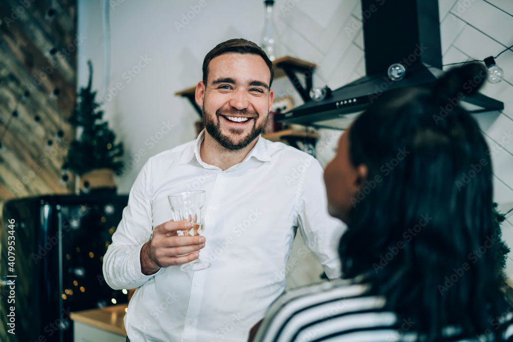 Obraz premium Handsome man with champagne glass at Christmas party