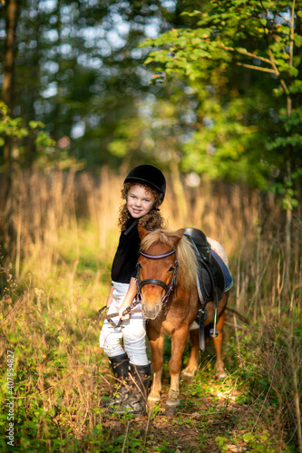 Ein Mädchen reitet Pferd Sommer Sonnenuntergang