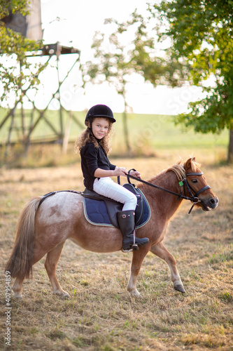 Ein Mädchen reitet Pferd Sommer Sonnenuntergang