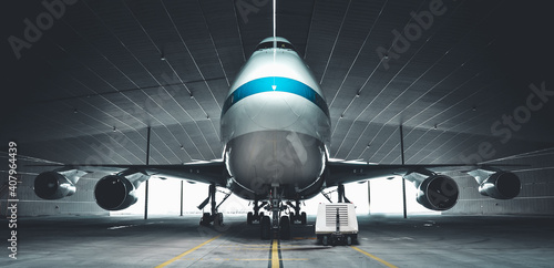Fotografía Airplane parking in a hanger inside airport
