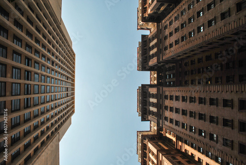 Arranha-céus prédios vistos de baixo com céu ao fundo photo