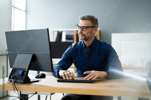 Foto Businessman Using Business Computer In Office