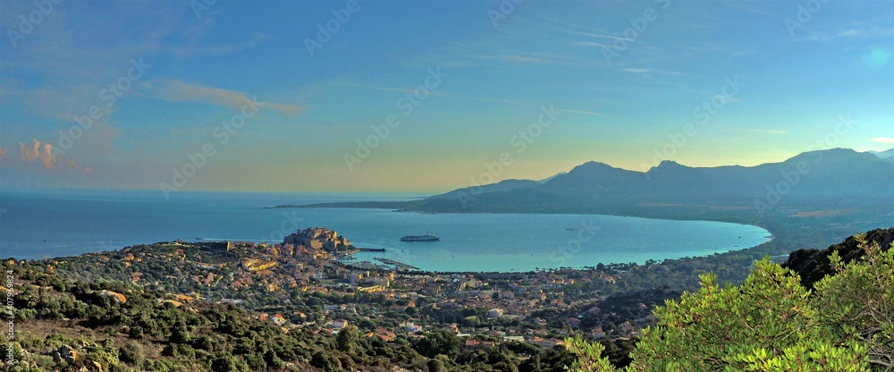Vue panoramique sur la ville et la baie de Calvi