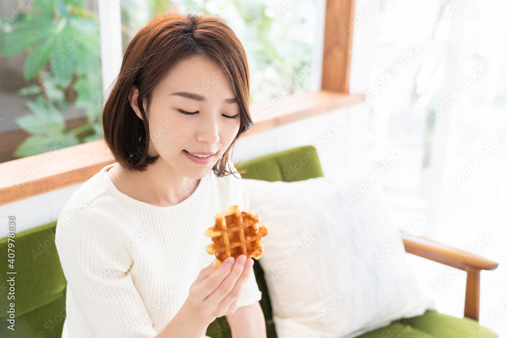 ワッフルを食べる女性 ワッフルを食べる女性