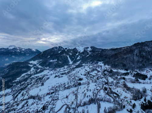 Vue aérienne prise au drone sur les montagnes et villages de Haute-Savoie, hiver et neige