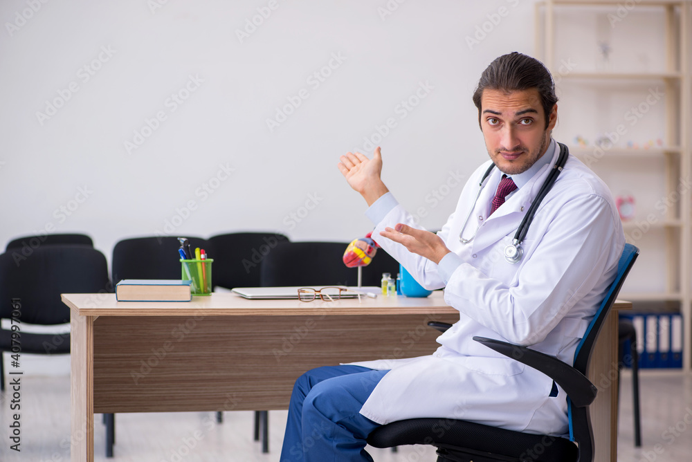 Fototapeta premium Young male doctor giving seminar in the classroom