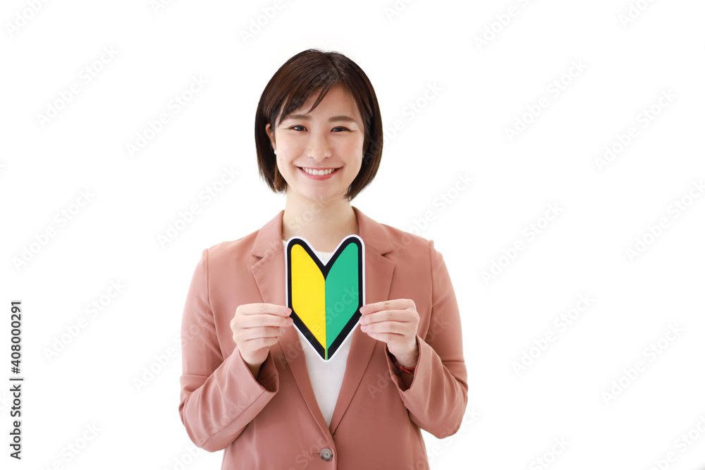 初心者マークを持つ女性社員