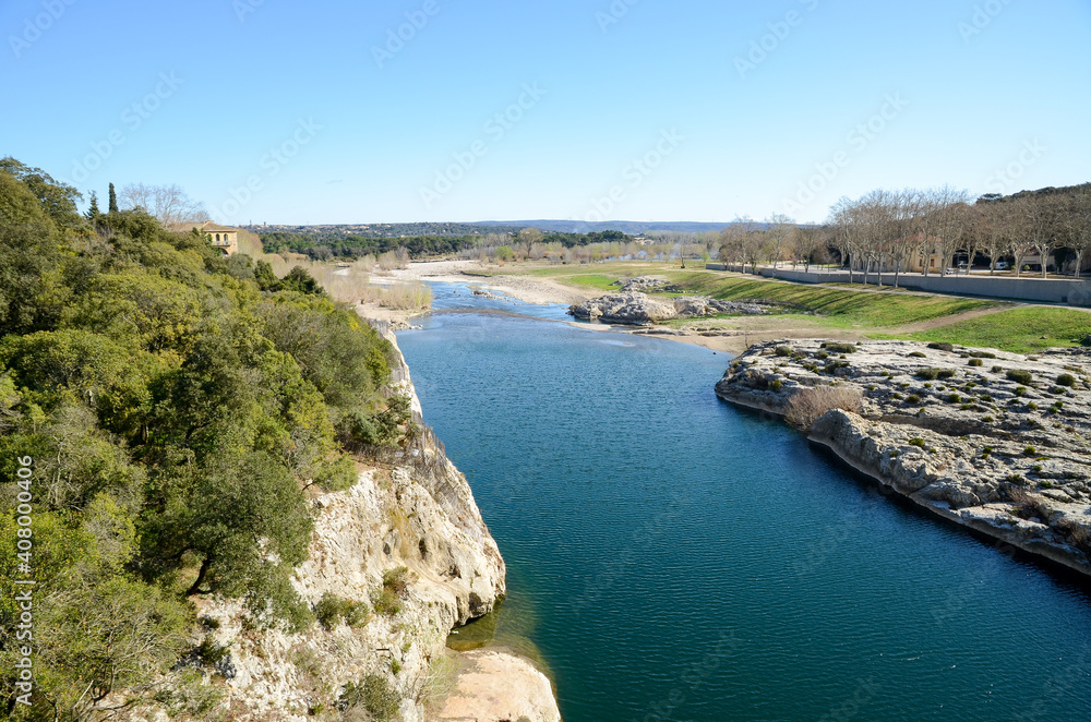 ポン・デュ・ガール（古代ローマの水道橋）の下を流れるガルドン川（フランス）
