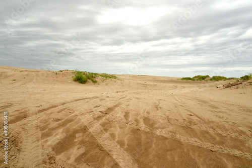 Huellas en la arena en día nublado