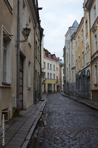Fototapeta Naklejka Na Ścianę i Meble -  Narrow street in old Tallinn, Estonia