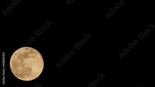 画面の左下に配置した構図の満月の夜景