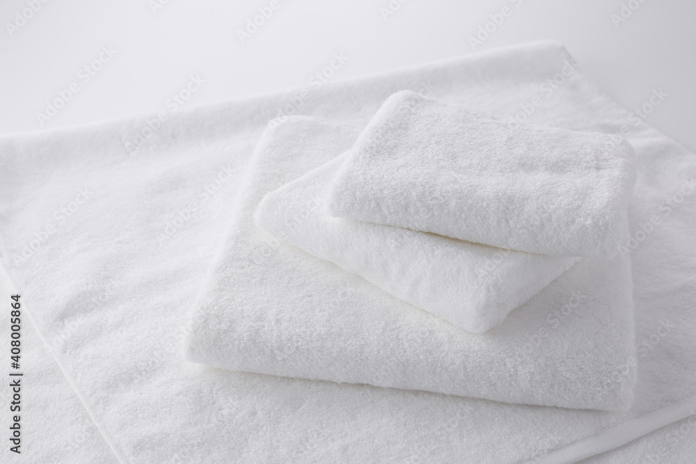 Obraz premium 真っ白で柔らかい、清潔なタオル