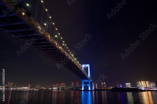 芝浦南埠頭公園　夜景　ブルーライトアップ レインボーブリッジ　対岸に停泊するタンカー © takashi