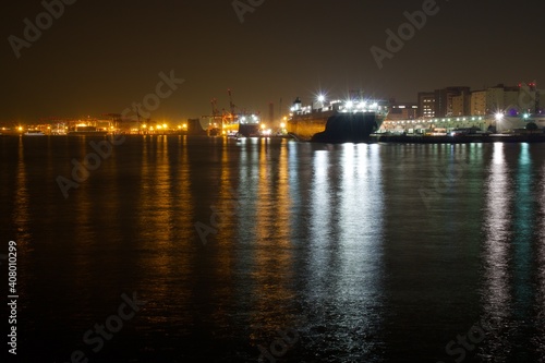 芝浦南埠頭公園 夜景 ブルーライトアップ レインボーブリッジ 対岸に停泊するタンカー