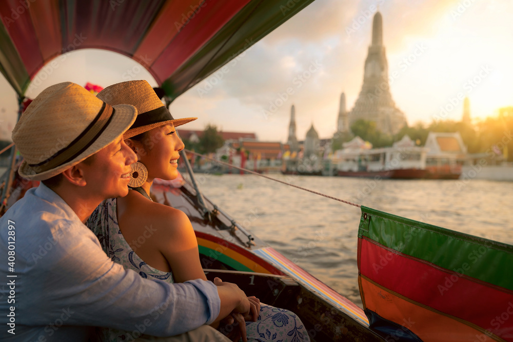 Fototapeta premium Couple traveller with boat in the Arun temple