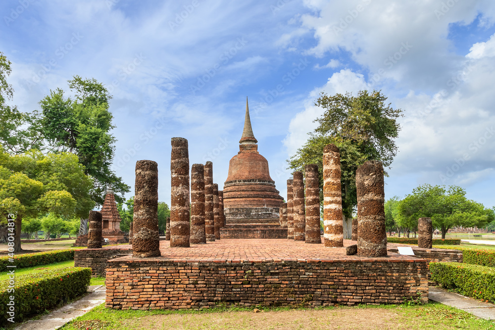 Obraz premium Pagoda and ruined chapel monastery complex at Wat Chana Songkhram temple, Sukhothai Historical Park, Thailand